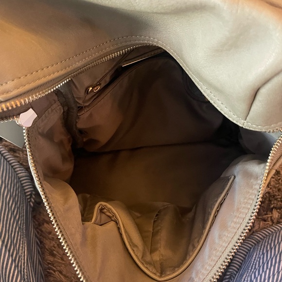 Elegant Brand new- Green Backpack with Spacious Interior - Picture 7 of 13